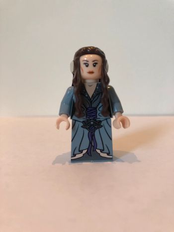 Figurine type lego Arwen. le seigneur des anneaux/hobbit