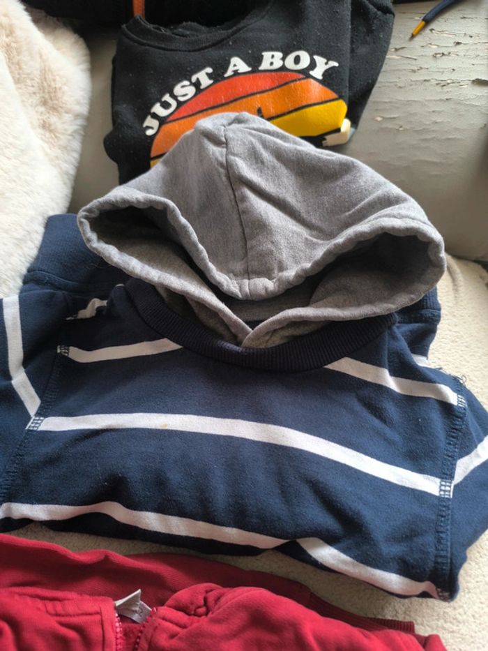 Lot vêtements garçon 4 ans - photo numéro 2