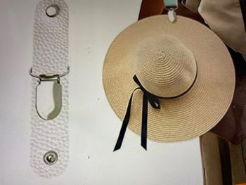 Clip porte chapeau pour sac à main