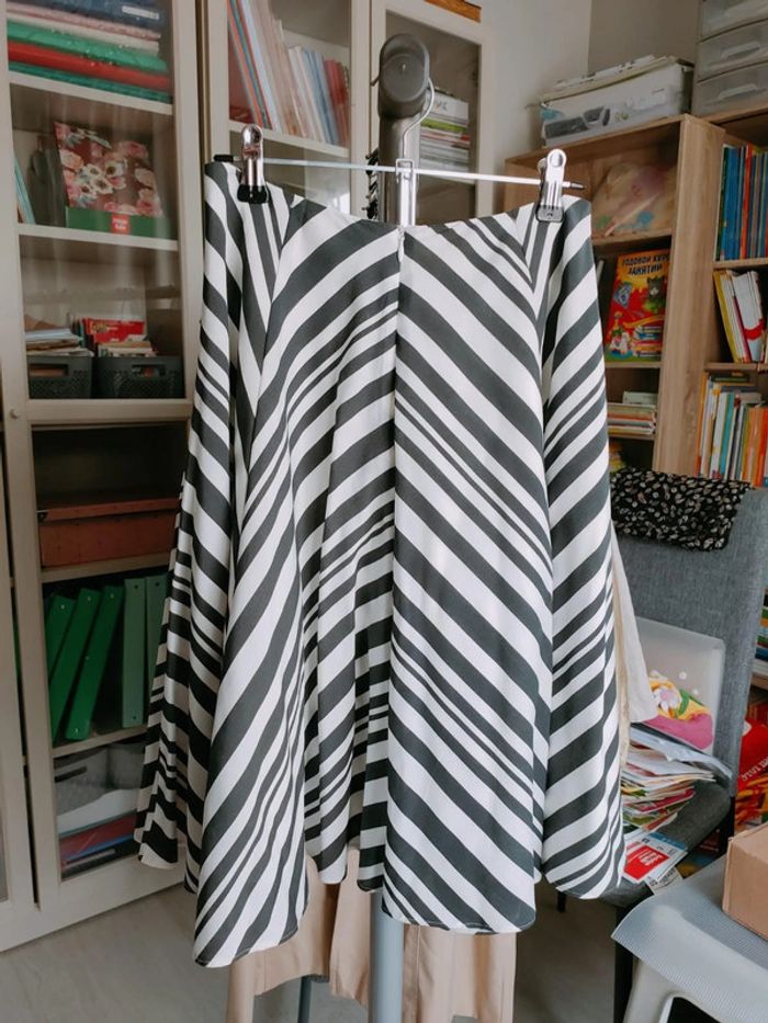 Jupe Mexx rayée noir et blanc, coupe évasée, allure graphique - photo numéro 2