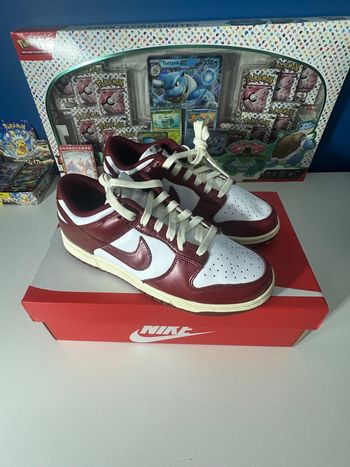 Nike Dunk basse vintage PRM coloris rouge - Neuve avec étiquette 