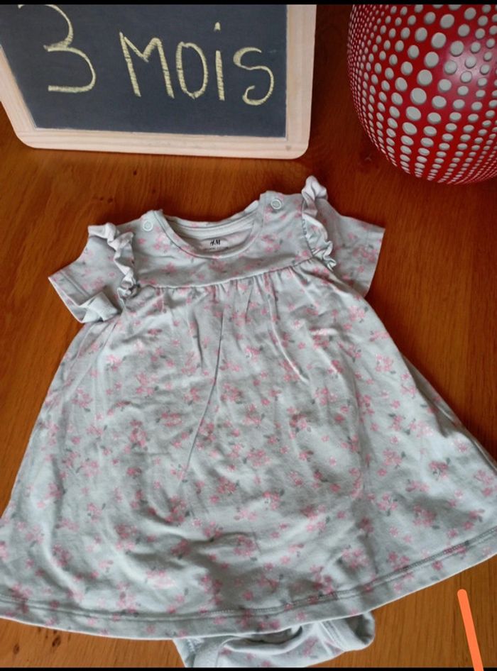 Ensemble robe et body intégré taille 3 mois en très bon état