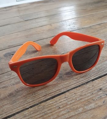 Paire de lunettes de soleil orange