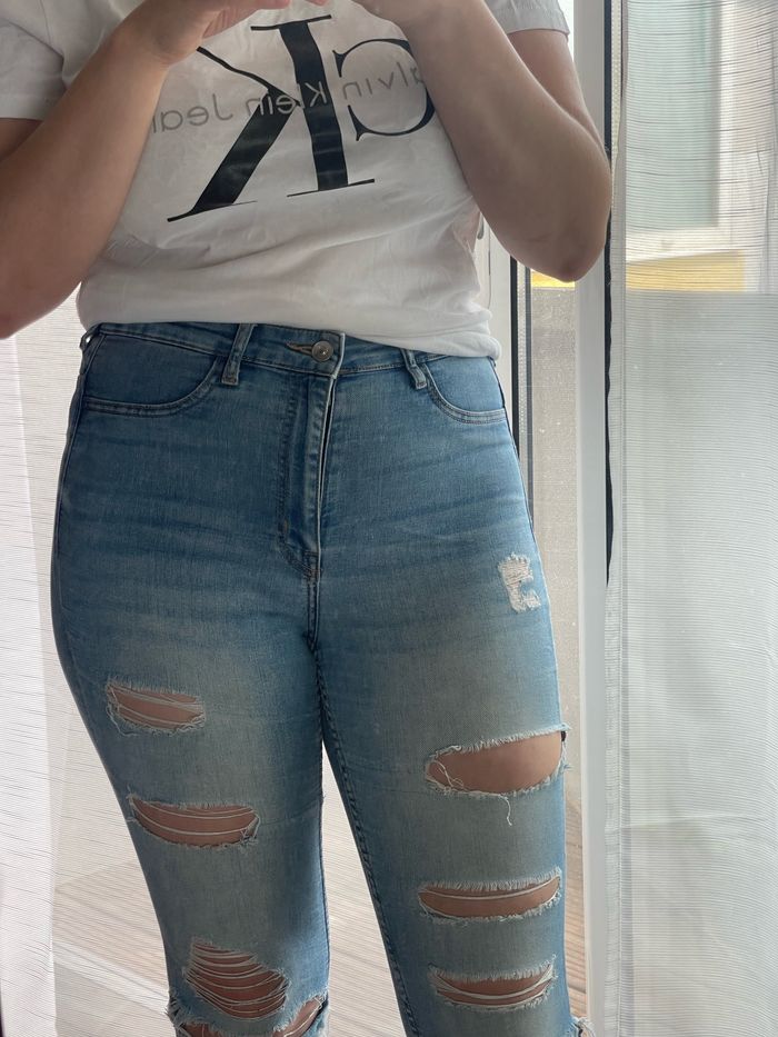Pantalon troué taille haute