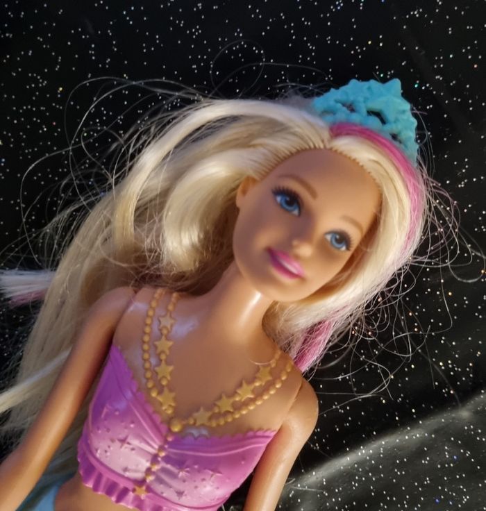 poupée BARBIE sirène  (la queue s allume) - photo numéro 3