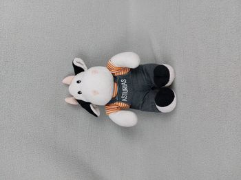 Peluche doudou vache des Asturies ASTURIAS blanc salopette bleu tee-shirt orange