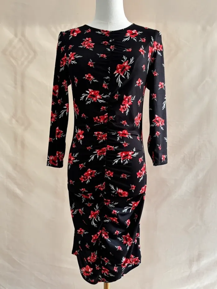 Robe moulante noire fleurie Sfera – taille S – manches longues, imprimé rouge romantique