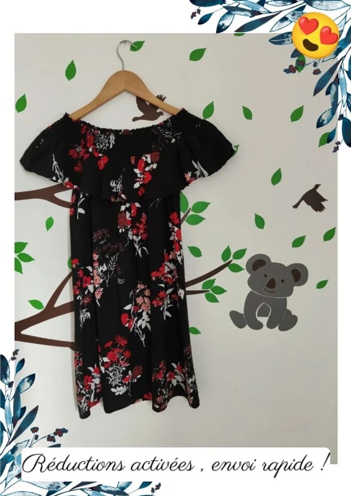 Robe sympathique noir avec fleurs rouges