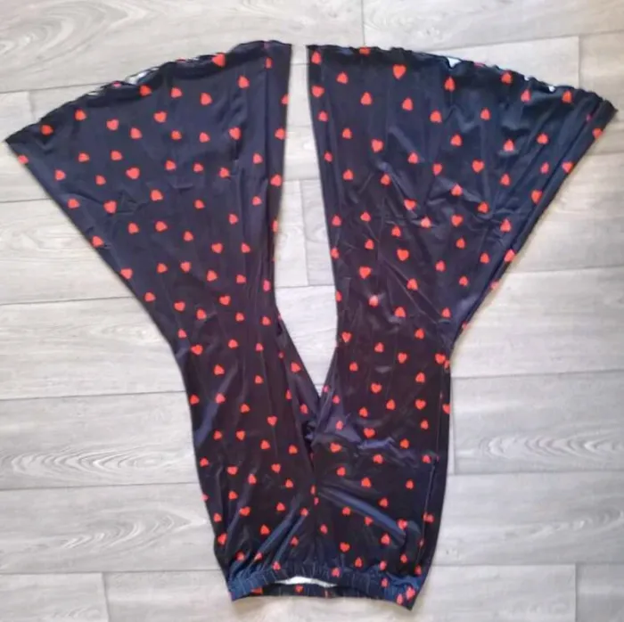 Pantalon noir avec petit coeurs  pâtes très larges. Taille 48 - photo numéro 2