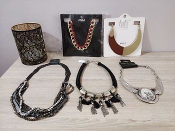 Lot de 5 colliers et colliers plastrons fantaisie, NEUF avec étiquette!