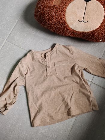 T-shirt cuddle and smile 9m