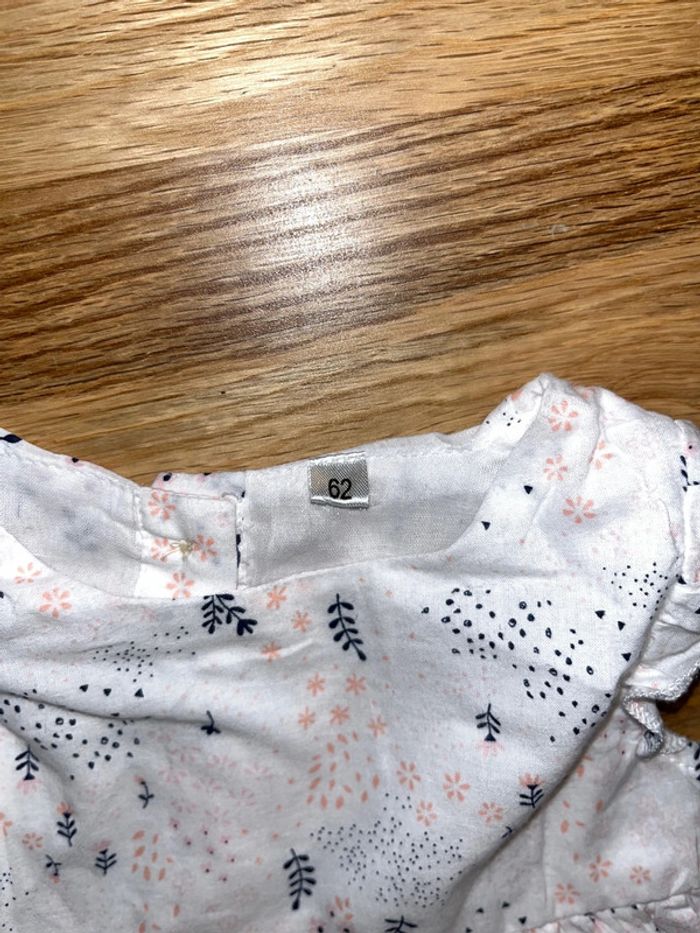Jolie robe blanche fleurie très bon état 3mois/62cm - photo numéro 3