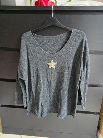 pull noire avec étoile