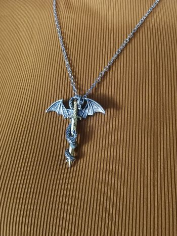 Chaîne avec pendentif viking serpent enroulant l'épée