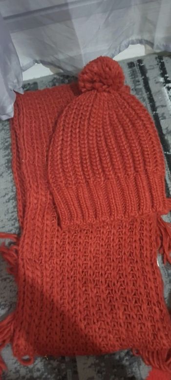 ensemble bonnet + écharpe neuf avec étiquette