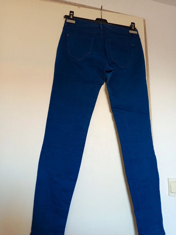 Jean bleu Zara basic en taille M avec trois petites tirettes pour une touche original - photo numéro 14