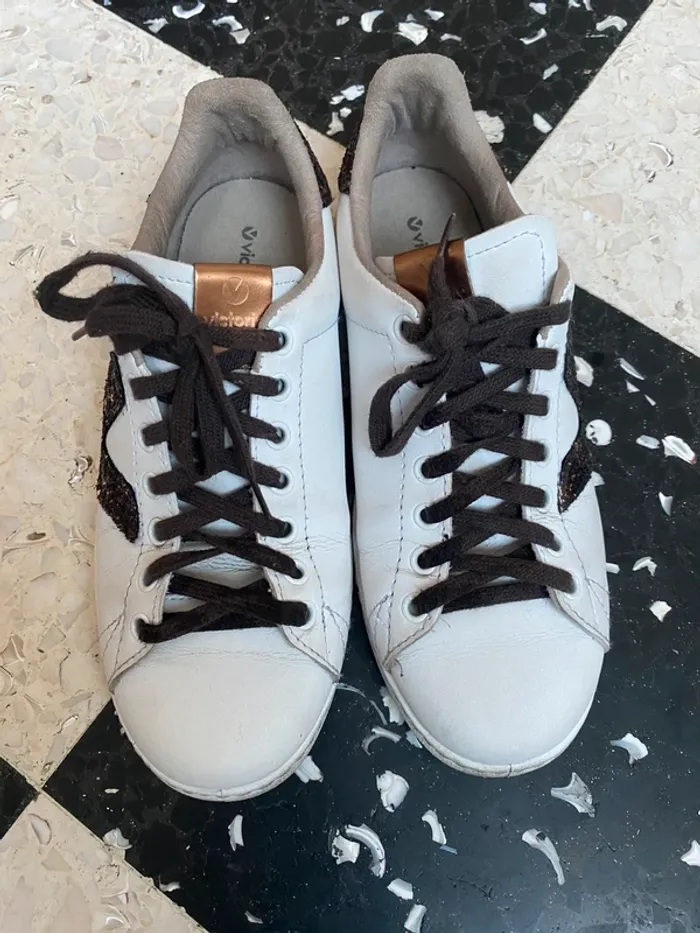 Baskets Victoria blanches – Détails pailletés – Taille 39 EU