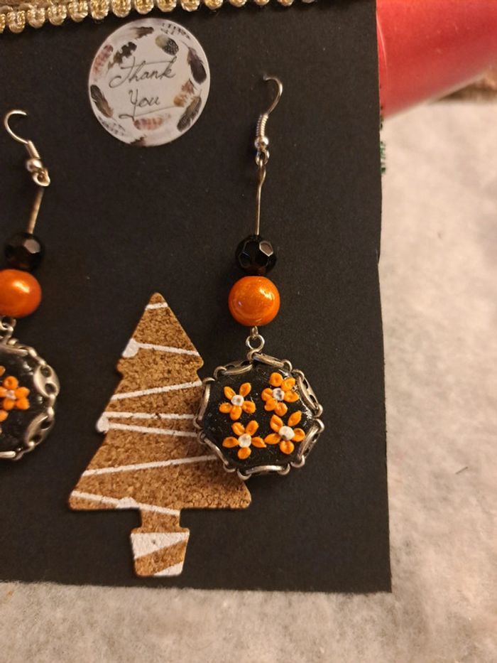 Boucles d'oreilles pendante pâte polymere noir et orange - photo numéro 4