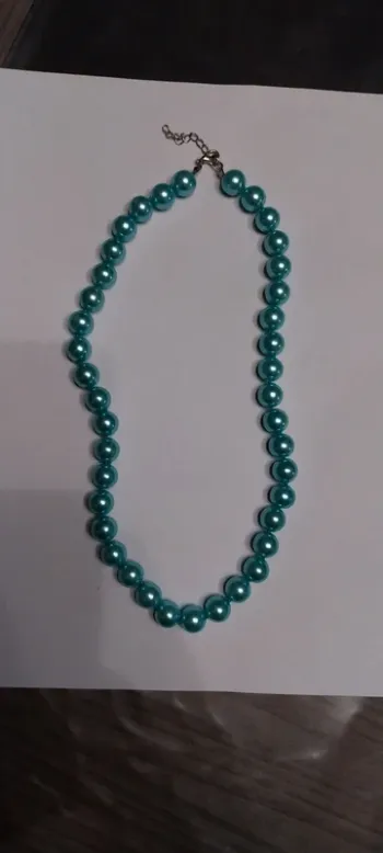 Collier fantaisie en grosses perles turquoise. Neuf