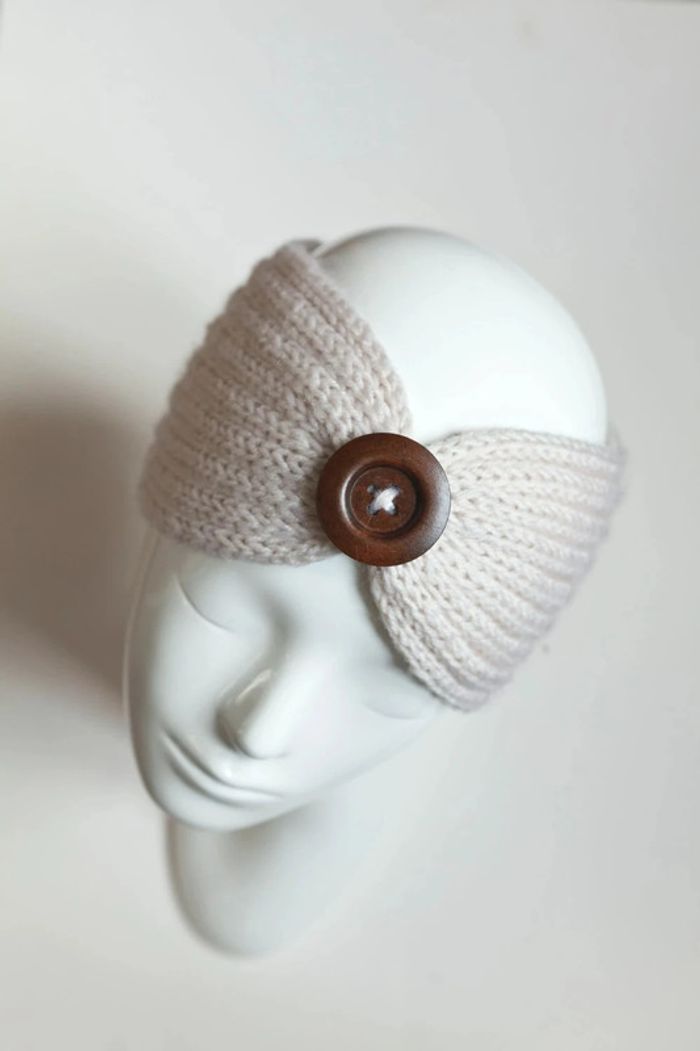 Bandeau tricoté avec bouton en bois