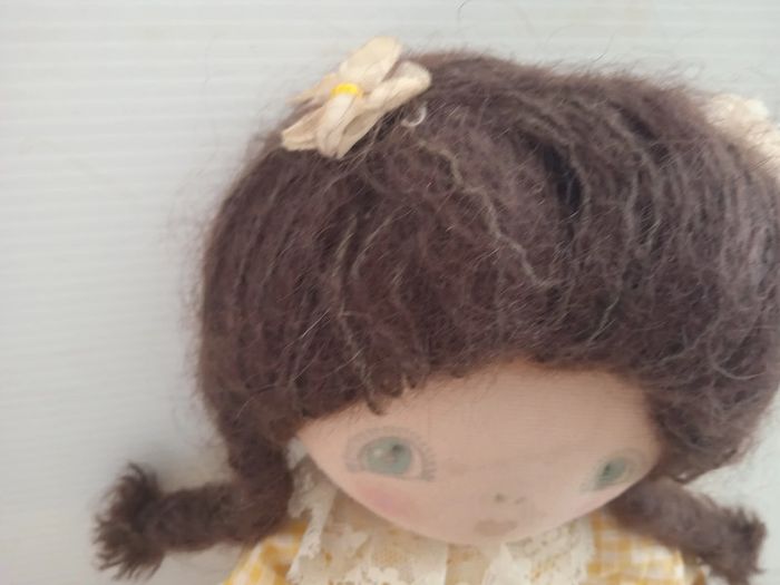 poupée de chiffon brune robe jaune - photo numéro 4