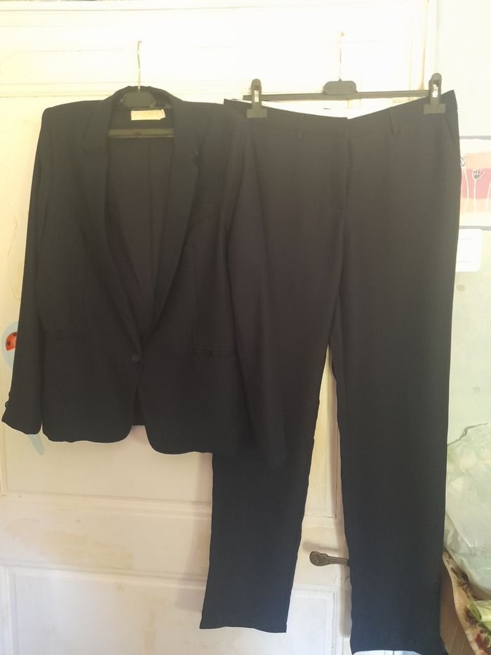 Tailleur pantalon bleu marine, marque La petite étoile, taille 1 (38/40) et 3 (42)