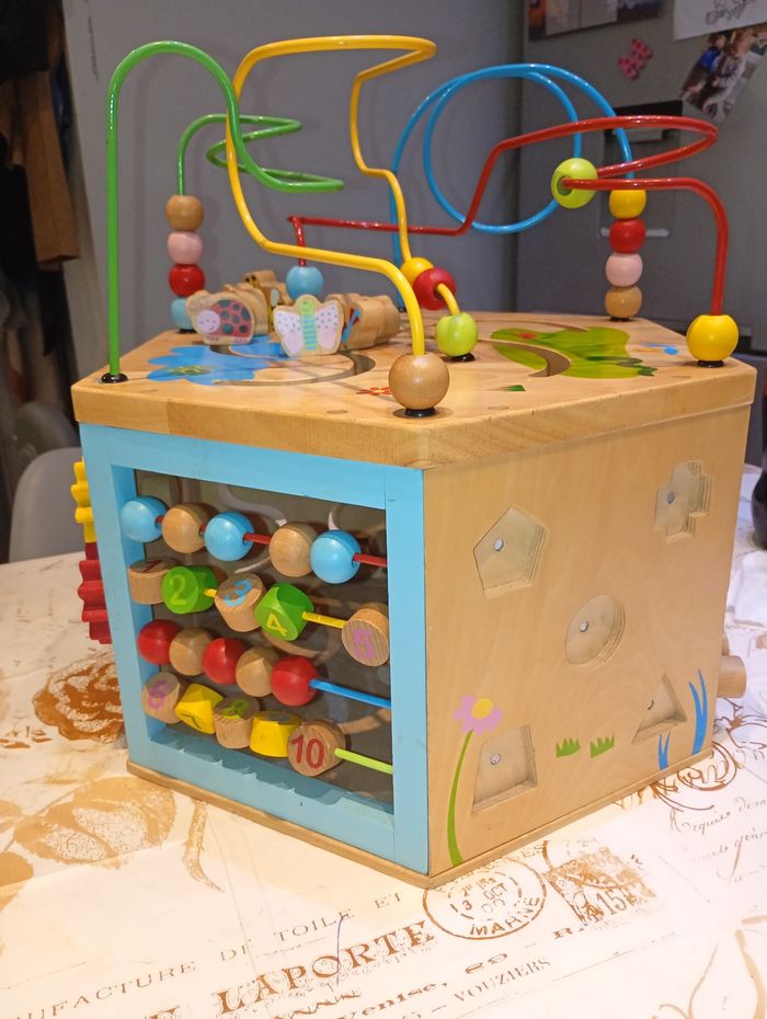 Cube d'éveil en bois
