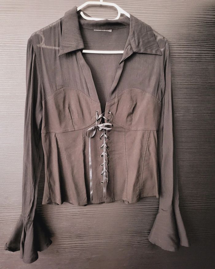 Magnifique blouse sexy avec laçage et jeux de transparence taille M /l - photo numéro 2