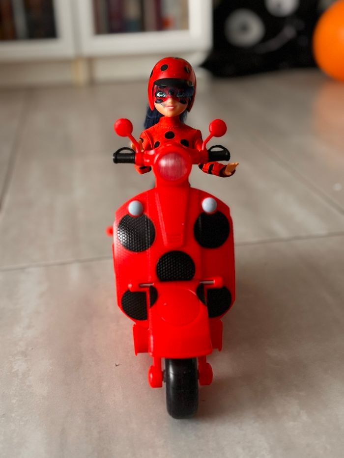 Miraculous et sa moto - photo numéro 4