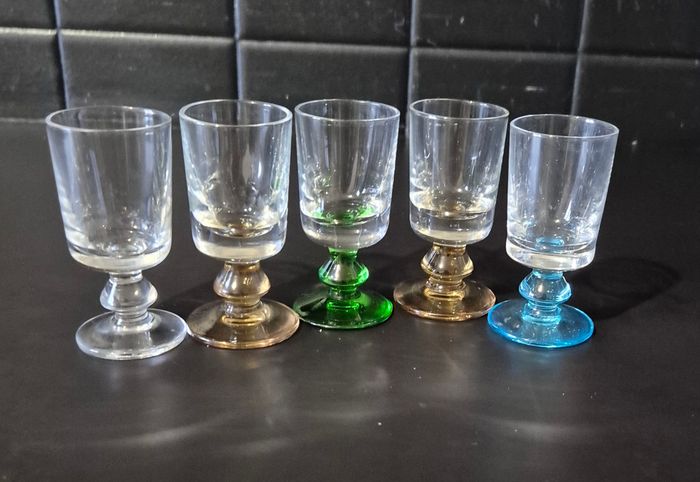 Lot 5 petits verres à liqueur colorés vintage - photo numéro 3