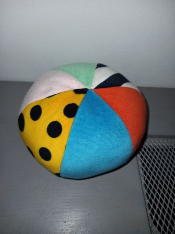 Balle secoue moi et je fais du bruit