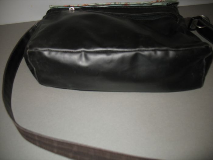 SAC A MAIN NOIR AVEC SON RABAT "PAPA PIQUE ET MAMAN COUD" - n°15 - photo numéro 4