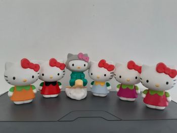 Lot 6 figurines Hello Kitty