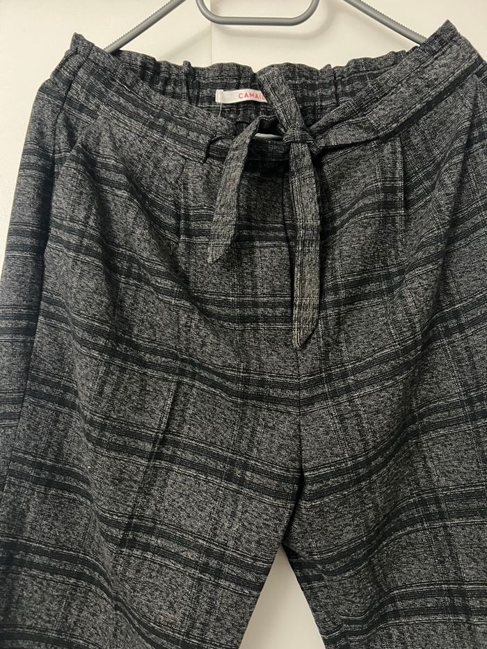 Pantalon carotte à carreaux gris foncé Camaieu