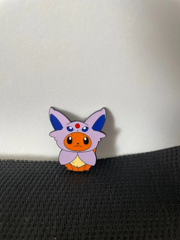 Pin’s Evoli eevee poncho Mentali espeon Pokémon broche en très bon état