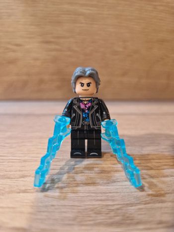 Figurine type lego Personnage série la sorcière rouge Wanda Marvel