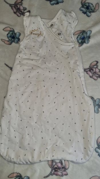 Gigoteuse 0/6 mois en très bon état