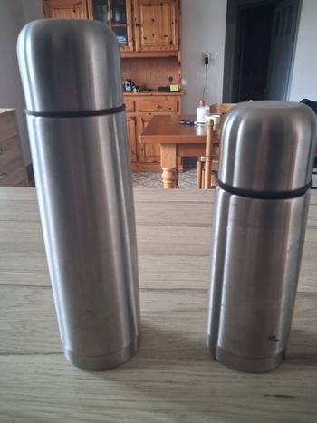 2 thermos.