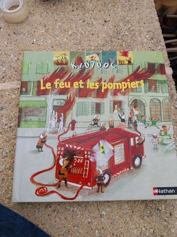 Livre kididoc le feu et les pompiers