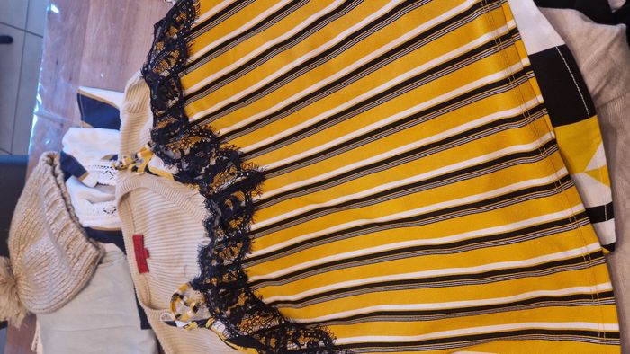 Gros lot vêtement femme taille 402 maillot de bain
2 pantalon 
1 robe longue 
1 bonnet 
3 robes
1chemise 
2 gilet 
4 écharpe foulard 
1 pull 
1 combi 
6 debardeur 
3 chemisier
1 robe manche longue 
2 short 
3 t shirt 
Certain article son neuf !! - photo numéro 6