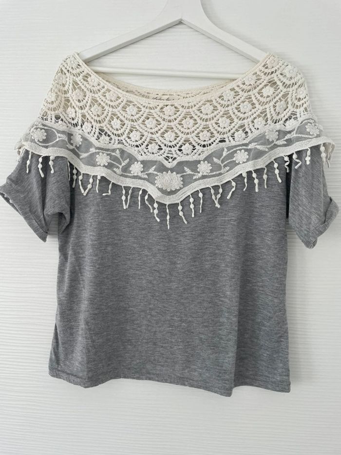 Haut t-shirt gris avec dentelle broderie blanche à manches courtes col rond