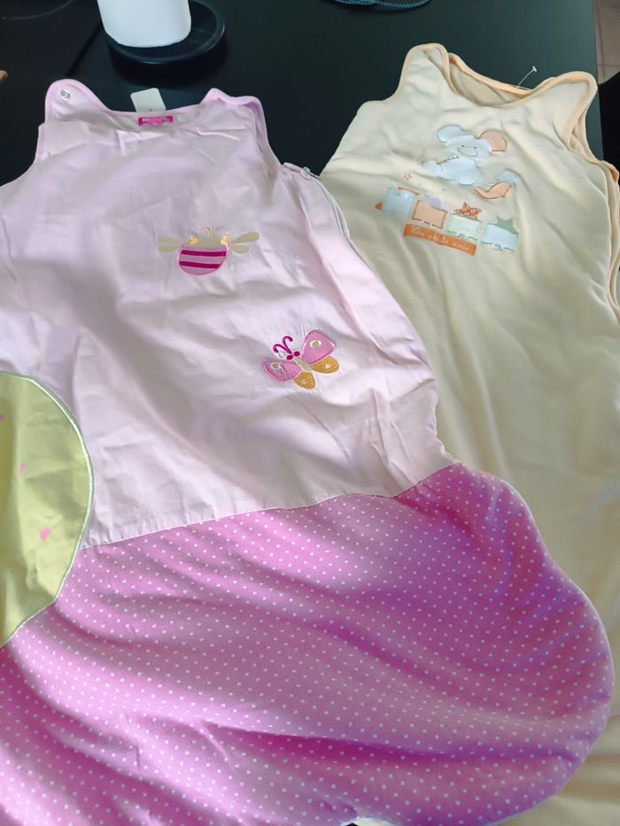 Lot deux gigoteuses et 1 porte bébé