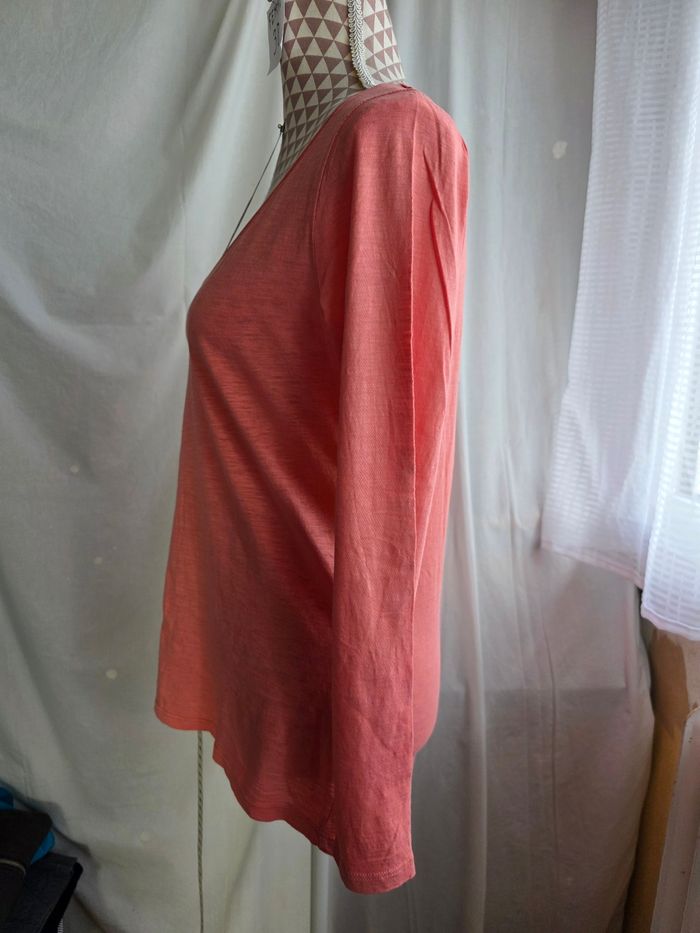 Tee-shirt,saumon,col V,ML, en très très bon état, largeur d'épaule 36cm, largeur sous bras 47cm, longueur 60cm,en coton,marque Camaïeu =5€ - photo numéro 2