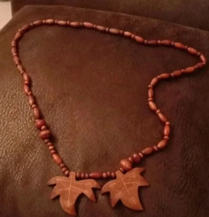 Collier en bois avec feuille d automne vintage