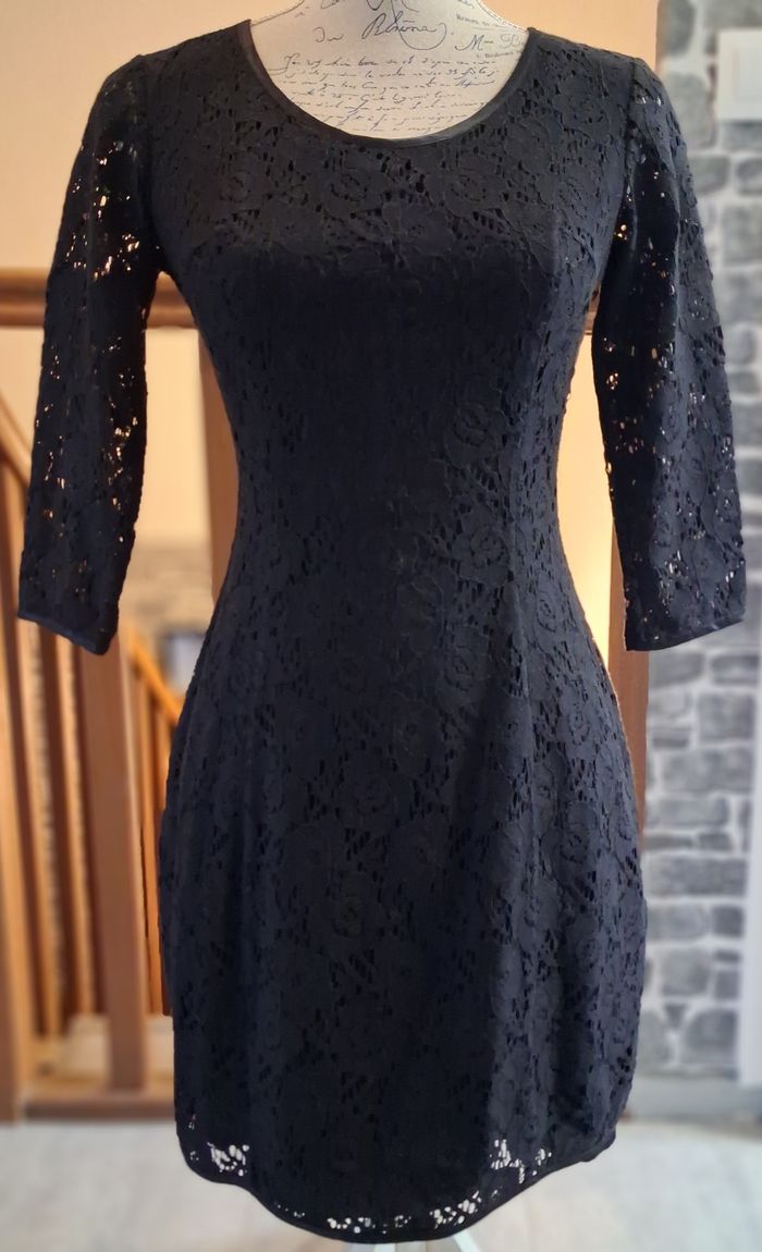 Robe courte toute en dentelle noire - photo numéro 1