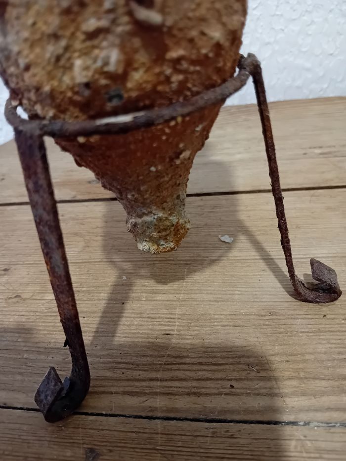 Amphore  rouillée avec son socle rouillé - photo numéro 4
