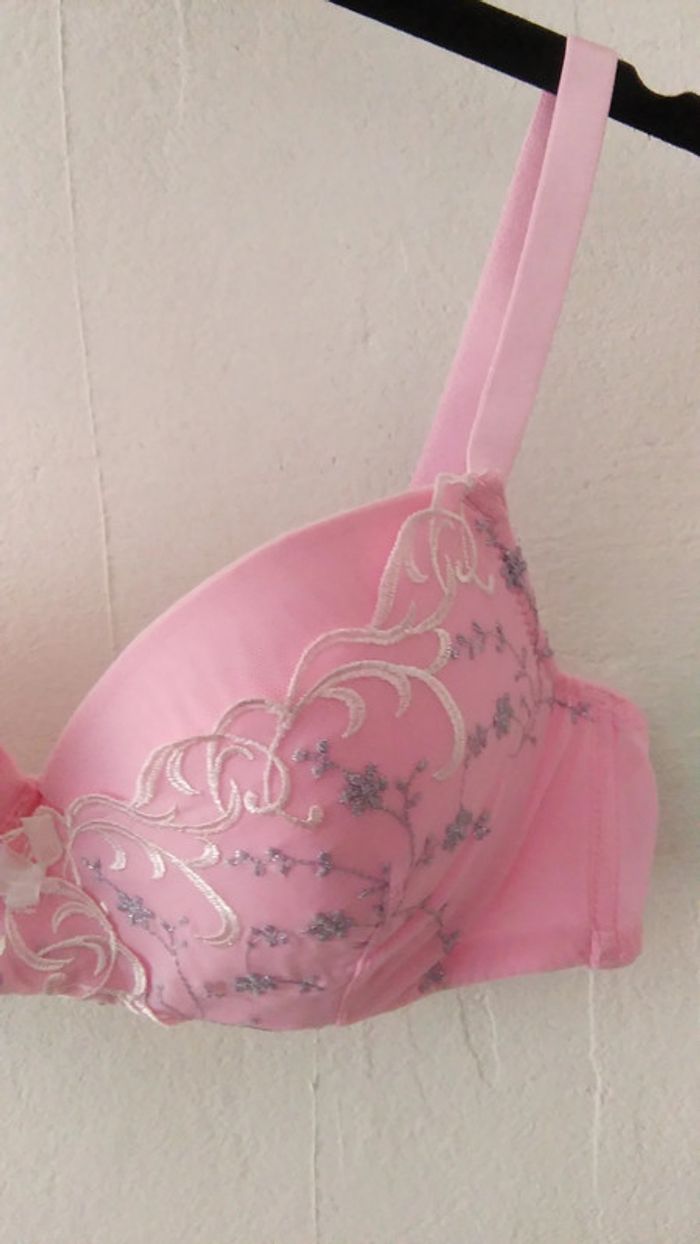 Soutien-gorge rose et broderies argentées - photo numéro 5