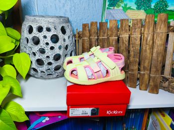 Chaussures sandales kickers 26 jaune pâle et rose