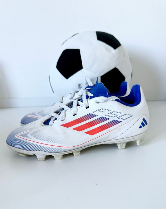 Chaussures football Taille 33 Adidaz - photo numéro 2