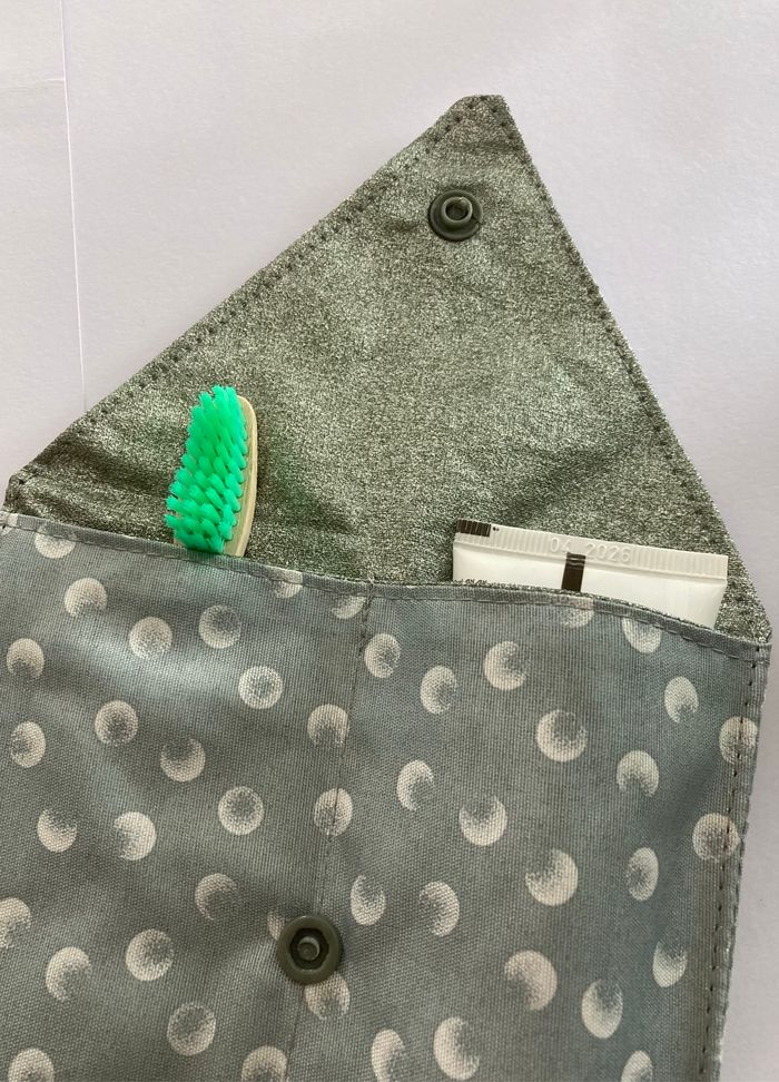 Pochettes à savon, brosse à dent et dentifrice - photo numéro 3